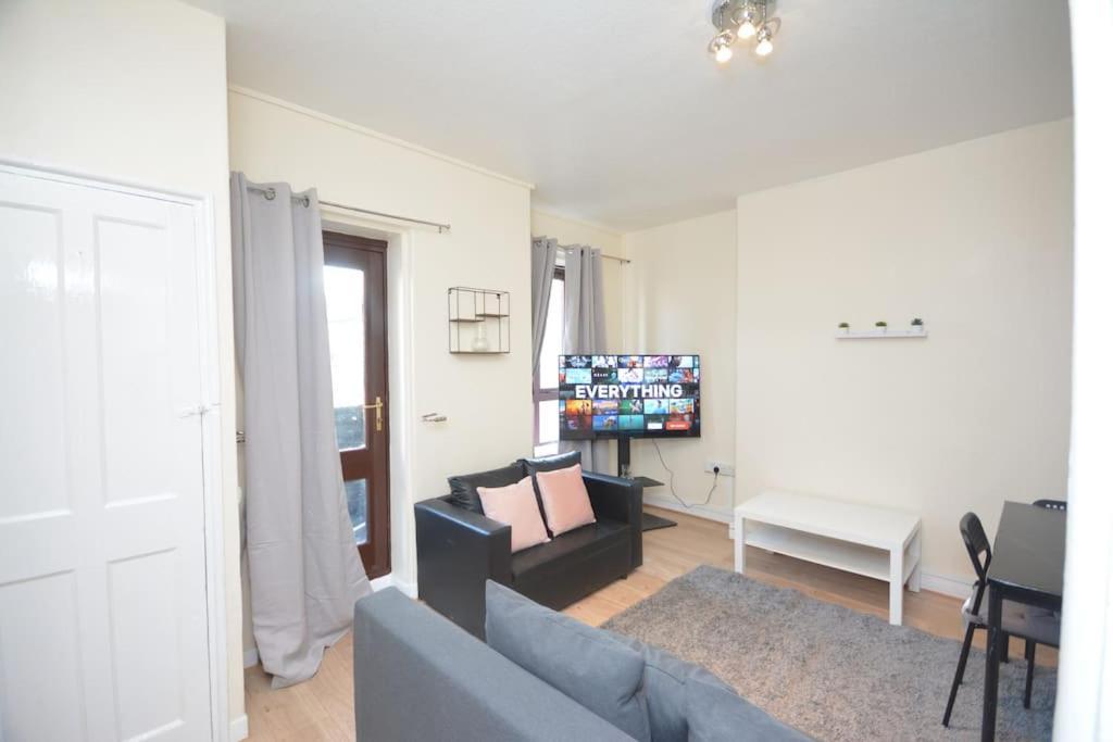 Lovely 4 Bedroom Close To The City Walking Distance From The Rivere View * Londen