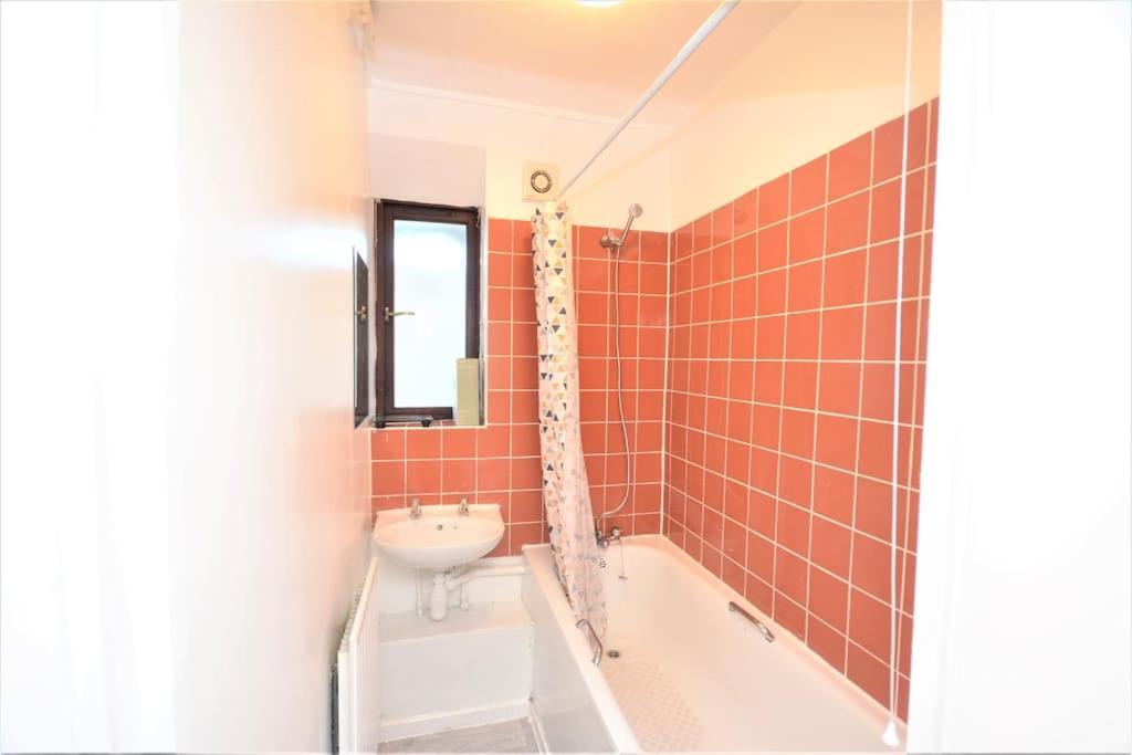 Lovely 4 Bedroom Close To The City Walking Distance From The Rivere View Londen