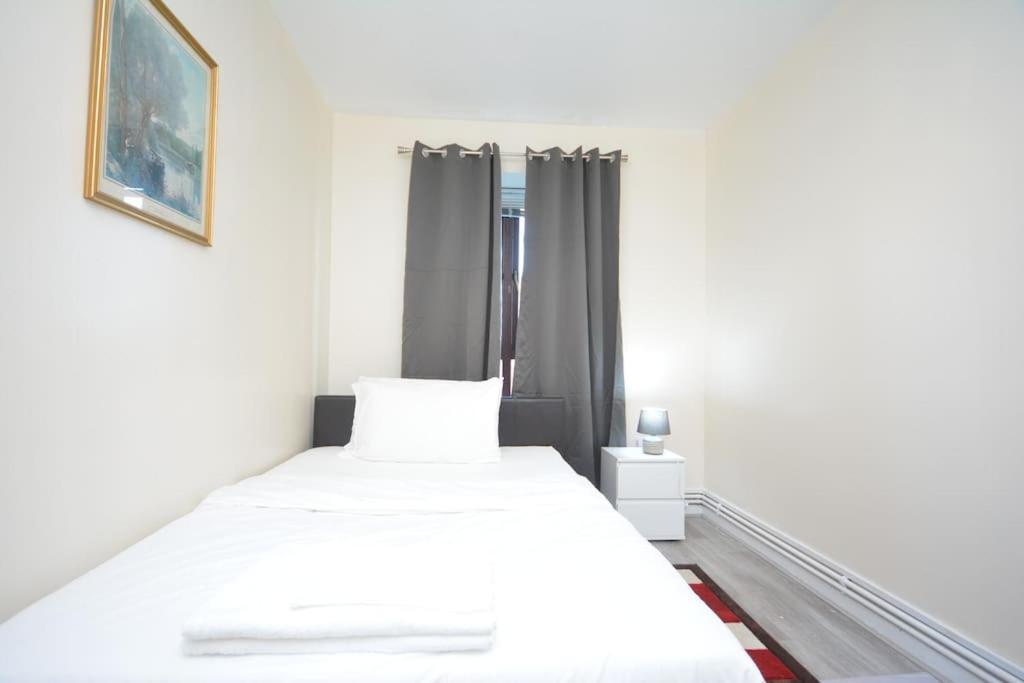 Lovely 4 Bedroom Close To The City Walking Distance From The Rivere View Londen