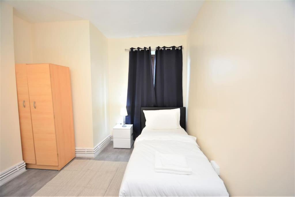 Lovely 4 Bedroom Close To The City Walking Distance From The Rivere View * Londen