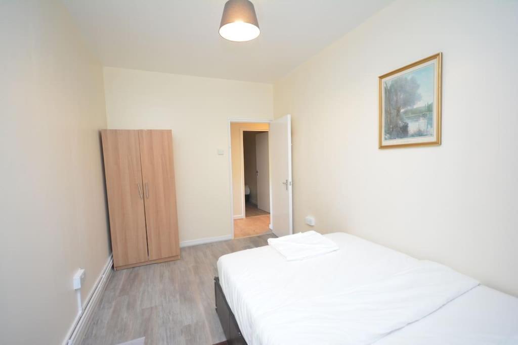 Lovely 4 Bedroom Close To The City Walking Distance From The Rivere View * Londen