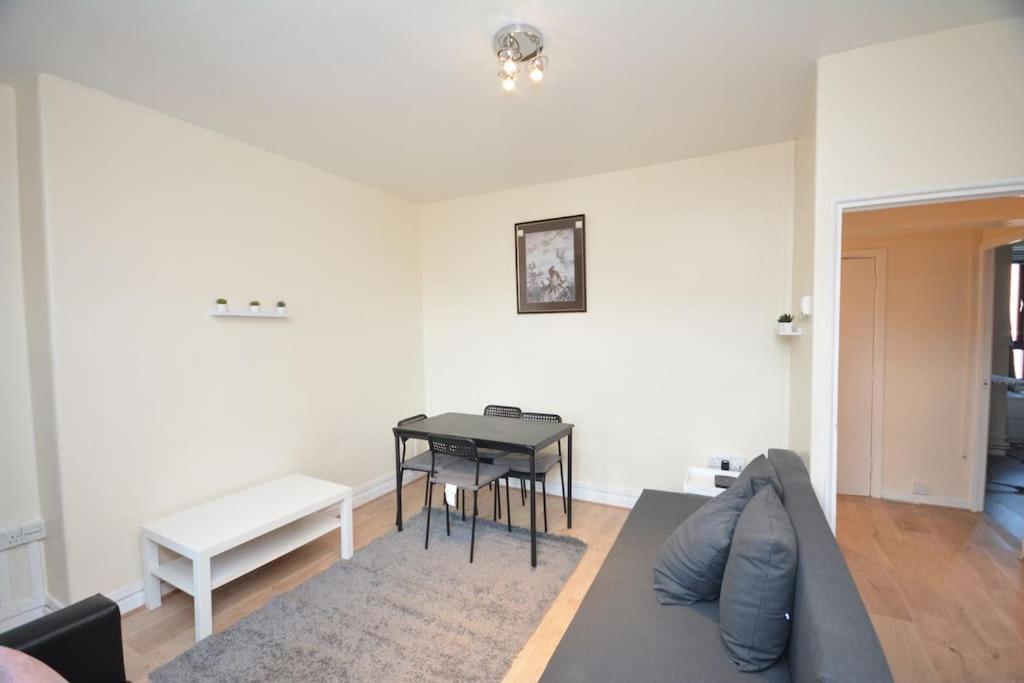 Lovely 4 Bedroom Close To The City Walking Distance From The Rivere View Appartement