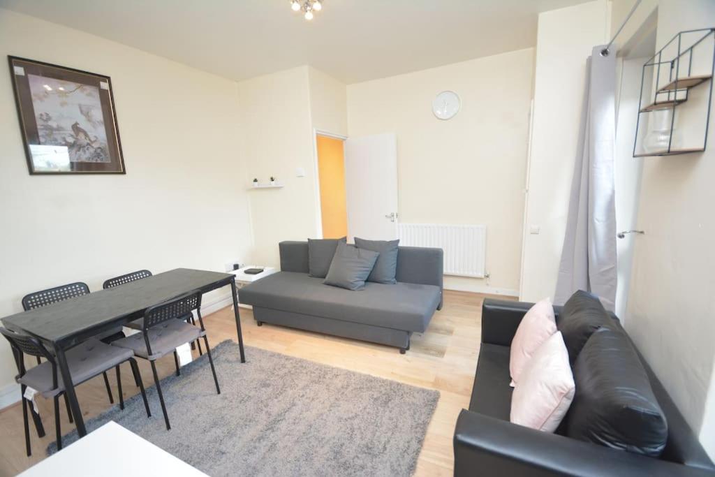Lovely 4 Bedroom Close To The City Walking Distance From The Rivere View Appartement