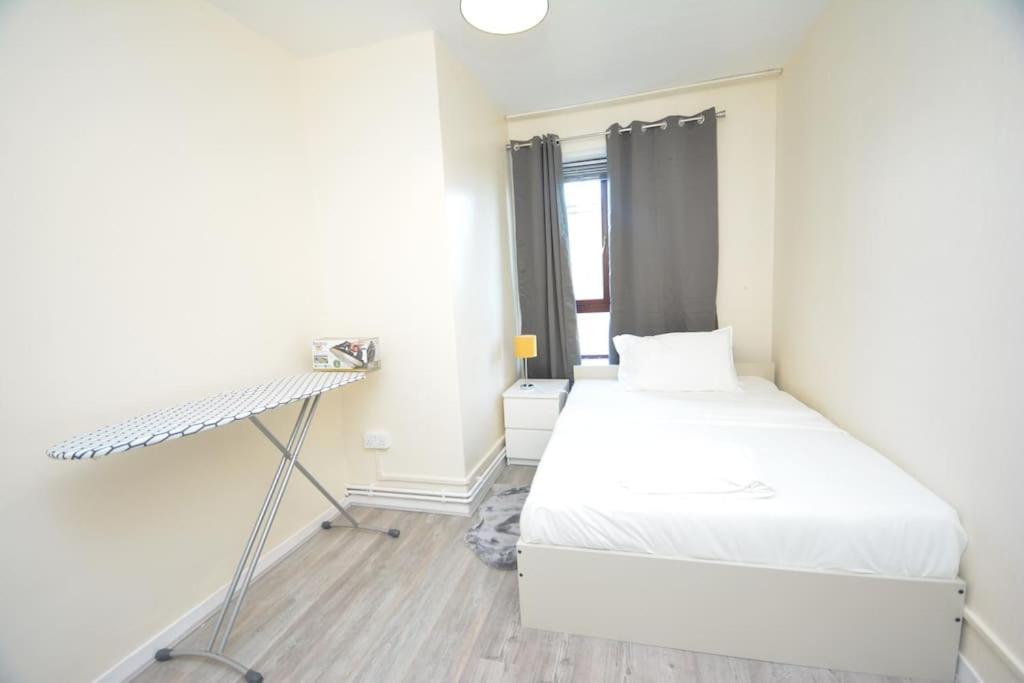 Lovely 4 Bedroom Close To The City Walking Distance From The Rivere View Appartement Londen