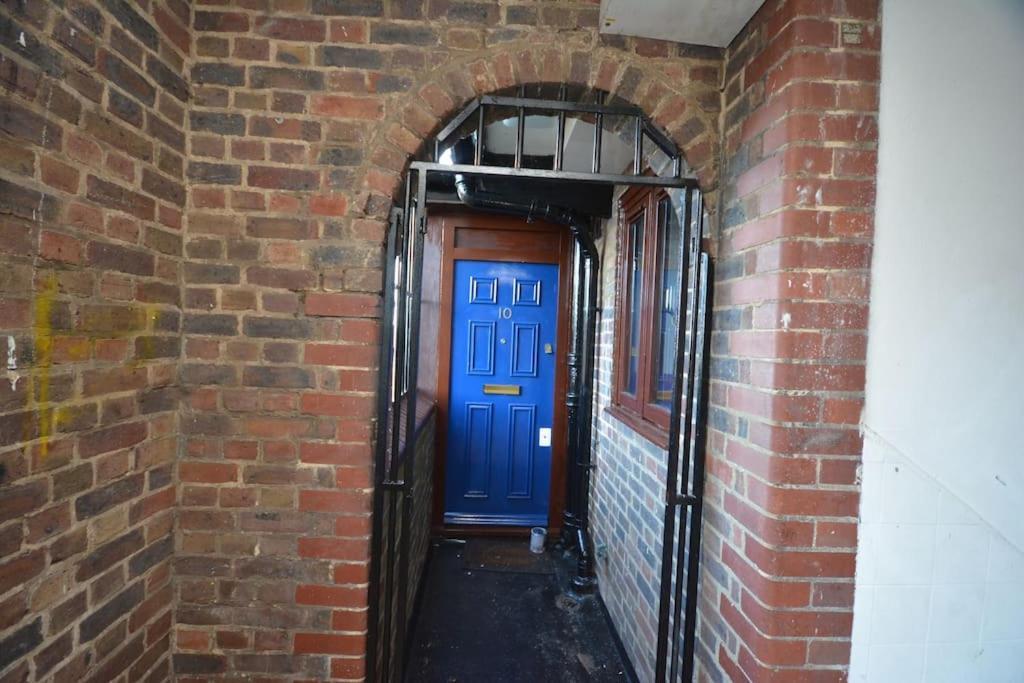 Lovely 4 Bedroom Close To The City Walking Distance From The Rivere View Appartement Londen