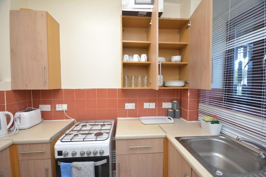 Lovely 4 Bedroom Close To The City Walking Distance From The Rivere View Appartement Londen