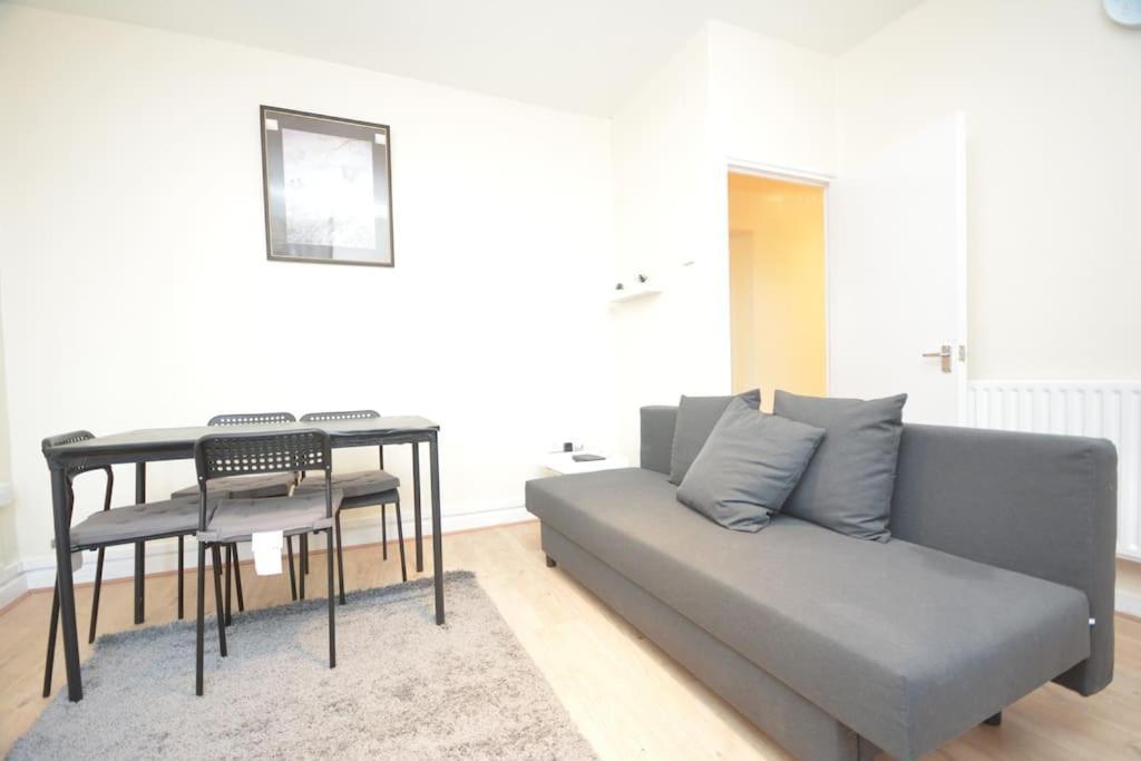 Lovely 4 Bedroom Close To The City Walking Distance From The Rivere View London