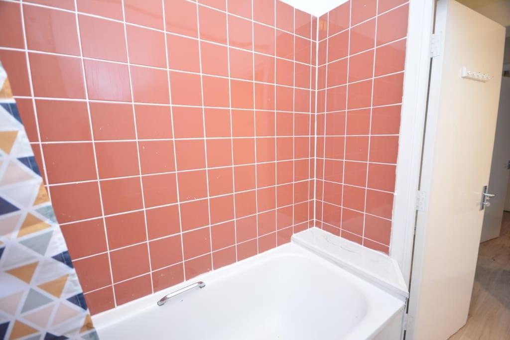 Appartement Lovely 4 Bedroom Close To The City Walking Distance From The Rivere View Londen