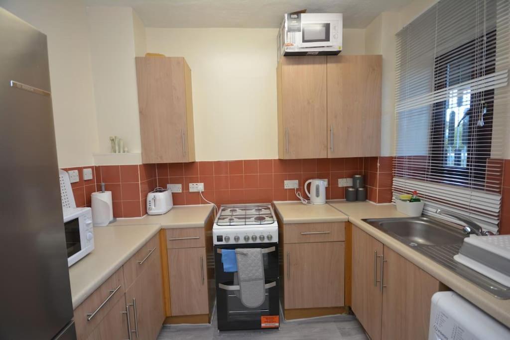Lovely 4 Bedroom Close To The City Walking Distance From The Rivere View Appartement Londen