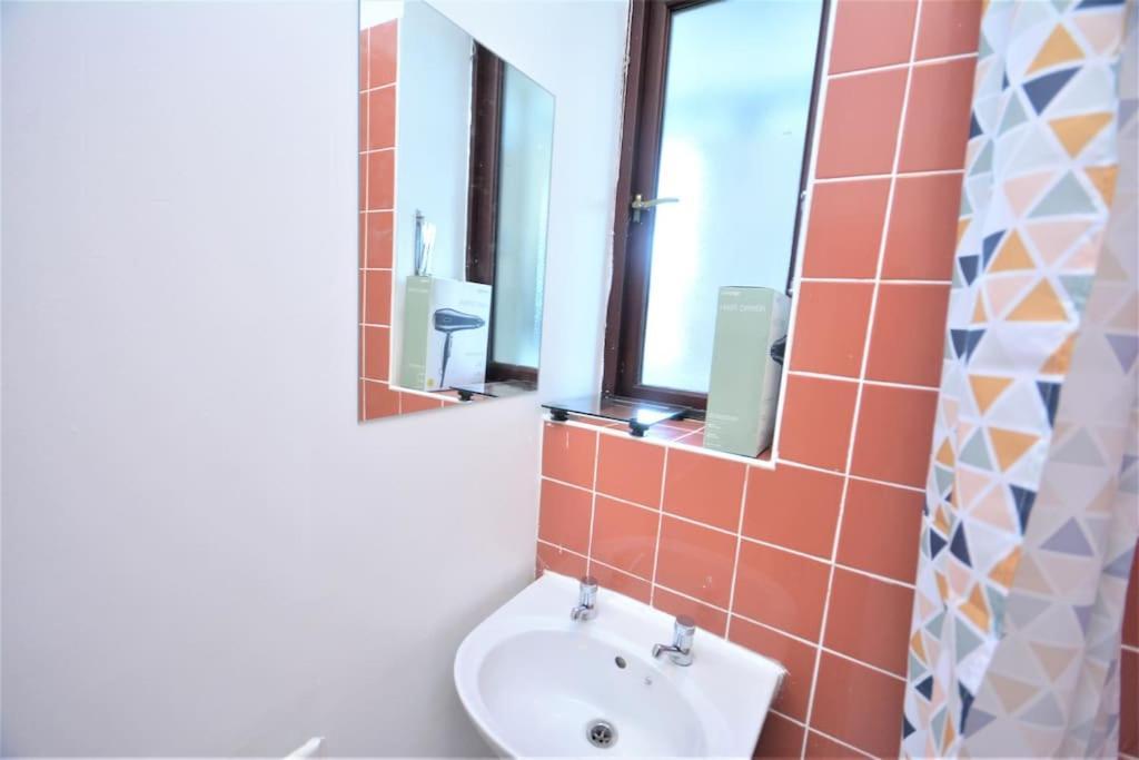 Lovely 4 Bedroom Close To The City Walking Distance From The Rivere View Appartement *