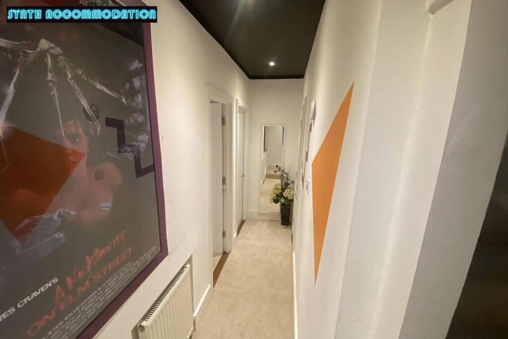 Apartment 80s Retro 3 Bedroom In Wimbledon Sleeps 6! Netflix Wifi And Arcade! Perfect For Families Business & Leisure Guests!