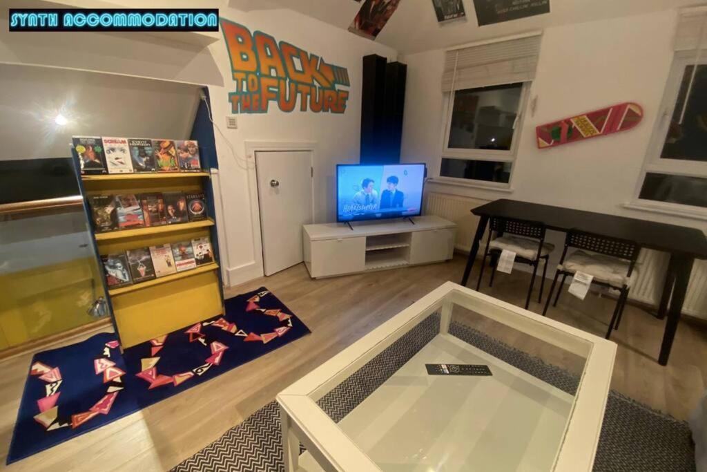 80s Retro 3 Bedroom In Wimbledon Sleeps 6! Netflix Wifi And Arcade! Perfect For Families Business & Leisure Guests! * London