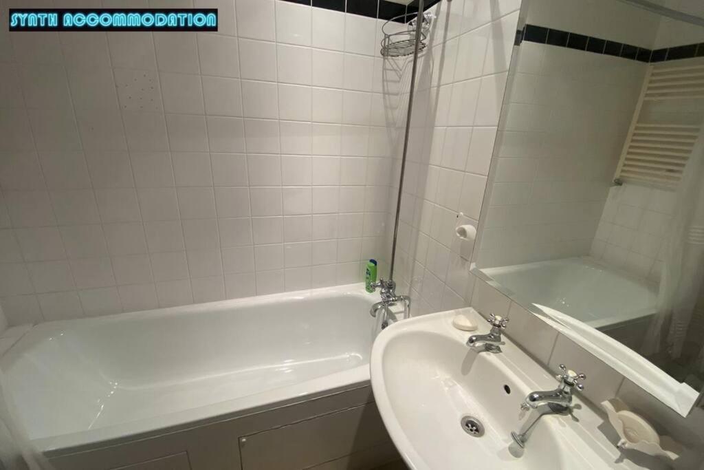 80s Retro 3 Bedroom In Wimbledon Sleeps 6! Netflix Wifi And Arcade! Perfect For Families Business & Leisure Guests! * London