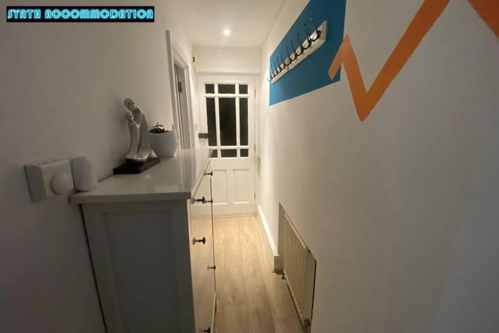Apartment 80s Retro 3 Bedroom In Wimbledon Sleeps 6! Netflix Wifi And Arcade! Perfect For Families Business & Leisure Guests! *