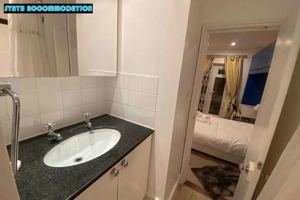 Apartment 80s Retro 3 Bedroom In Wimbledon Sleeps 6! Netflix Wifi And Arcade! Perfect For Families Business & Leisure Guests! London
