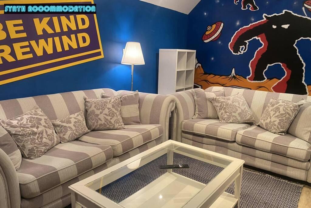 80s Retro 3 Bedroom In Wimbledon Sleeps 6! Netflix Wifi And Arcade! Perfect For Families Business & Leisure Guests!