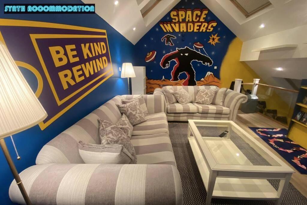 80s Retro 3 Bedroom In Wimbledon Sleeps 6! Netflix Wifi And Arcade! Perfect For Families Business & Leisure Guests! * London