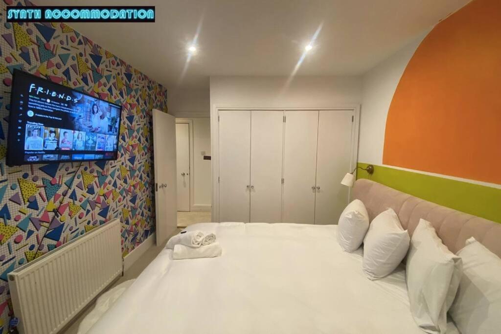 80s Retro 3 Bedroom In Wimbledon Sleeps 6! Netflix Wifi And Arcade! Perfect For Families Business & Leisure Guests! London