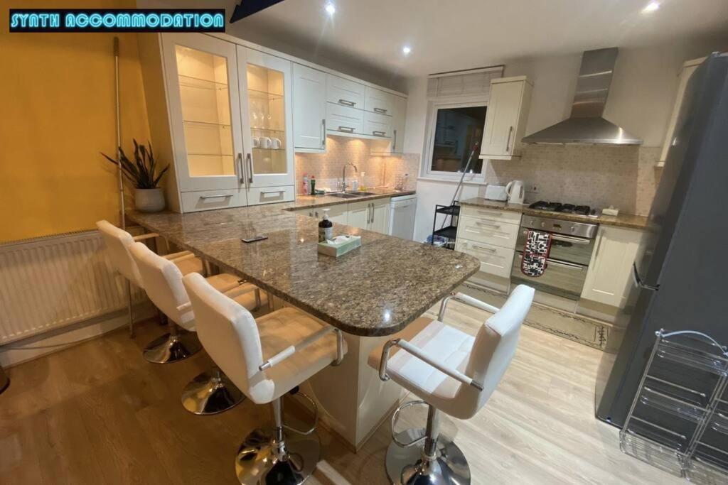 80s Retro 3 Bedroom In Wimbledon Sleeps 6! Netflix Wifi And Arcade! Perfect For Families Business & Leisure Guests! *