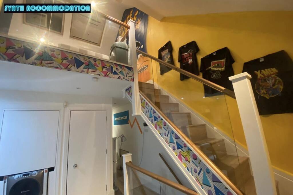 80s Retro 3 Bedroom In Wimbledon Sleeps 6! Netflix Wifi And Arcade! Perfect For Families Business & Leisure Guests!