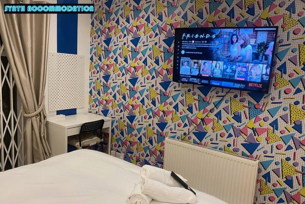 Apartment 80s Retro 3 Bedroom In Wimbledon Sleeps 6! Netflix Wifi And Arcade! Perfect For Families Business & Leisure Guests!
