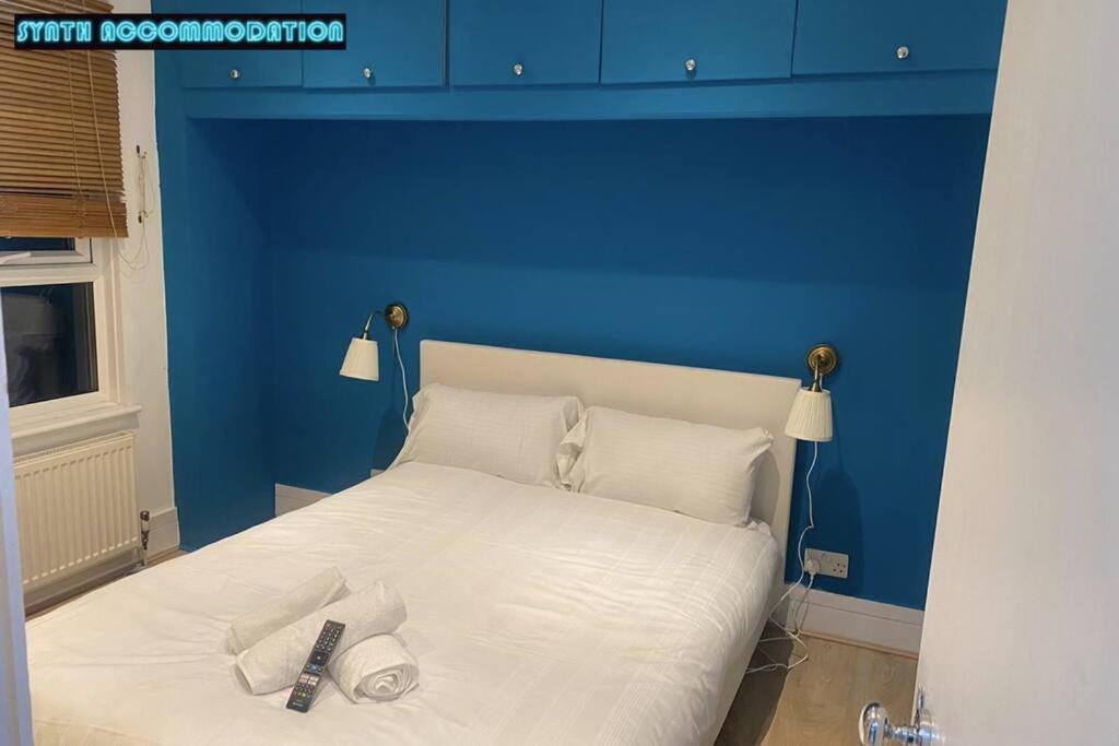 80s Retro 3 Bedroom In Wimbledon Sleeps 6! Netflix Wifi And Arcade! Perfect For Families Business & Leisure Guests! London