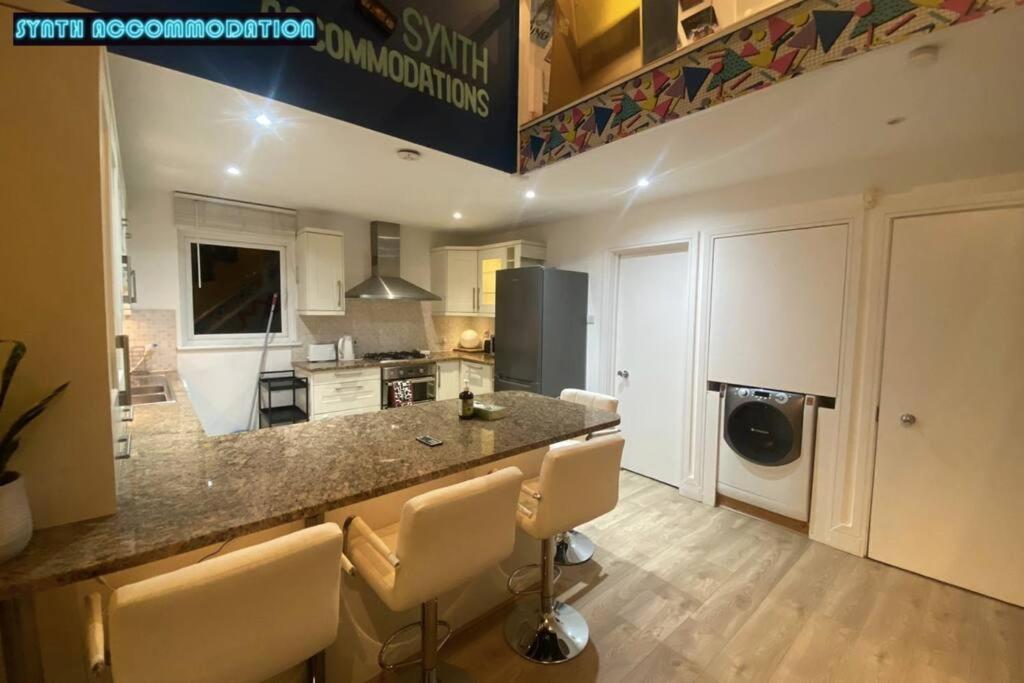 Apartment 80s Retro 3 Bedroom In Wimbledon Sleeps 6! Netflix Wifi And Arcade! Perfect For Families Business & Leisure Guests! *