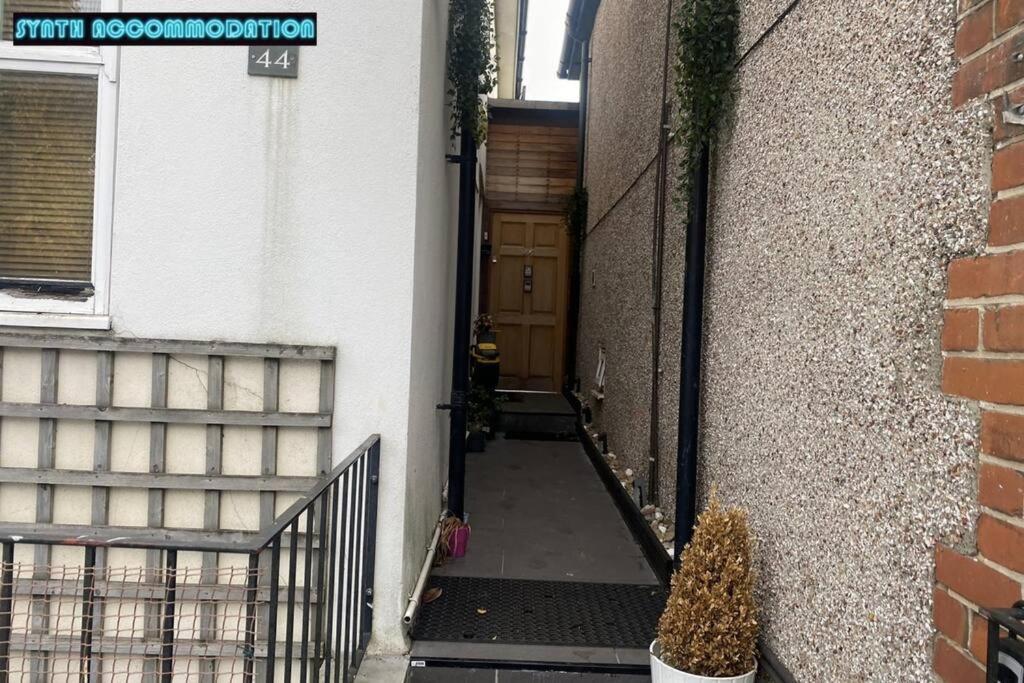 Apartment 80s Retro 3 Bedroom In Wimbledon Sleeps 6! Netflix Wifi And Arcade! Perfect For Families Business & Leisure Guests! London