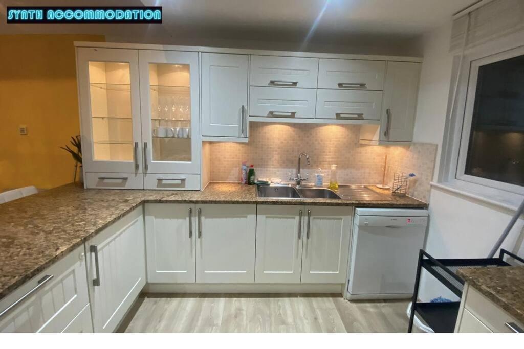 80s Retro 3 Bedroom In Wimbledon Sleeps 6! Netflix Wifi And Arcade! Perfect For Families Business & Leisure Guests! London