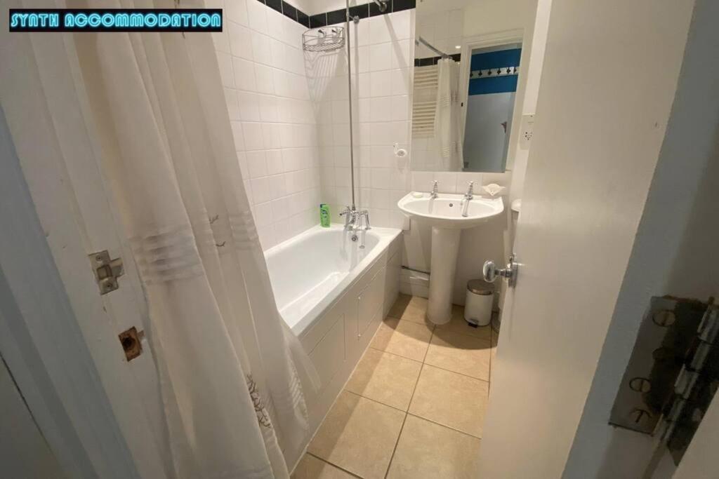 80s Retro 3 Bedroom In Wimbledon Sleeps 6! Netflix Wifi And Arcade! Perfect For Families Business & Leisure Guests! *