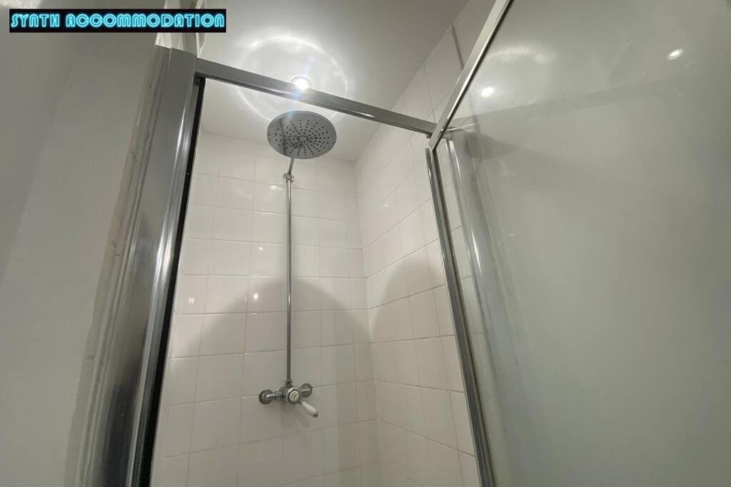 80s Retro 3 Bedroom In Wimbledon Sleeps 6! Netflix Wifi And Arcade! Perfect For Families Business & Leisure Guests! * London