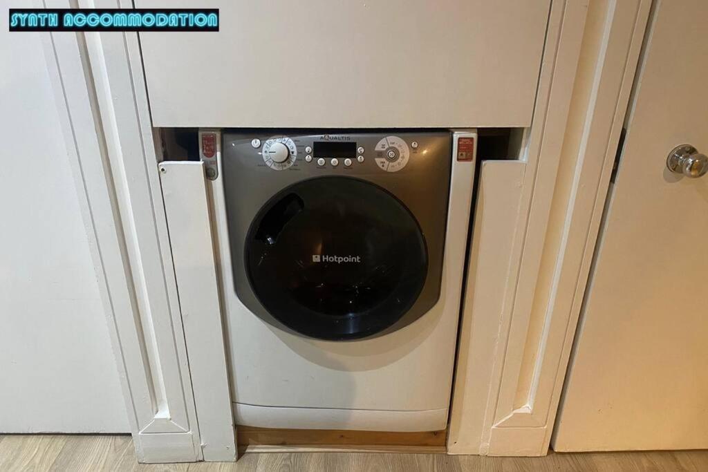 80s Retro 3 Bedroom In Wimbledon Sleeps 6! Netflix Wifi And Arcade! Perfect For Families Business & Leisure Guests! Apartment London
