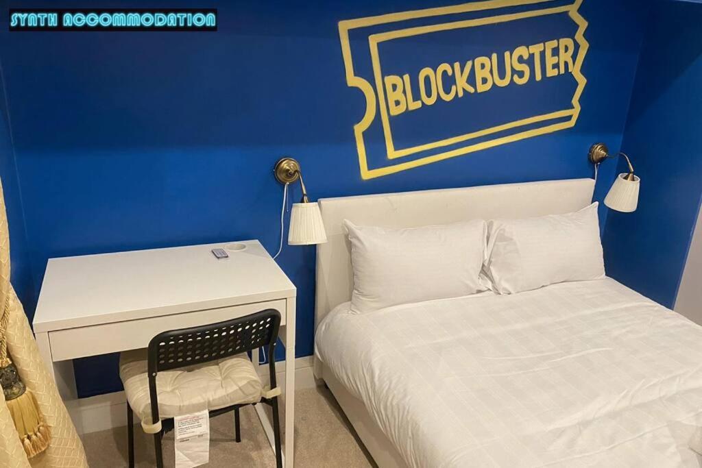 80s Retro 3 Bedroom In Wimbledon Sleeps 6! Netflix Wifi And Arcade! Perfect For Families Business & Leisure Guests! * London