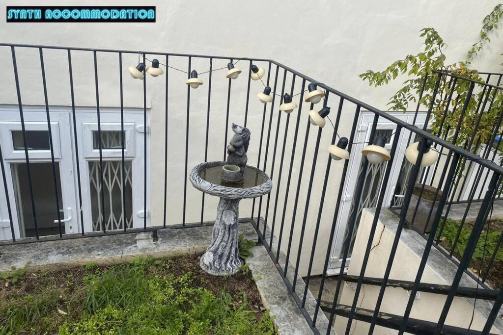 80s Retro 3 Bedroom In Wimbledon Sleeps 6! Netflix Wifi And Arcade! Perfect For Families Business & Leisure Guests! Apartment