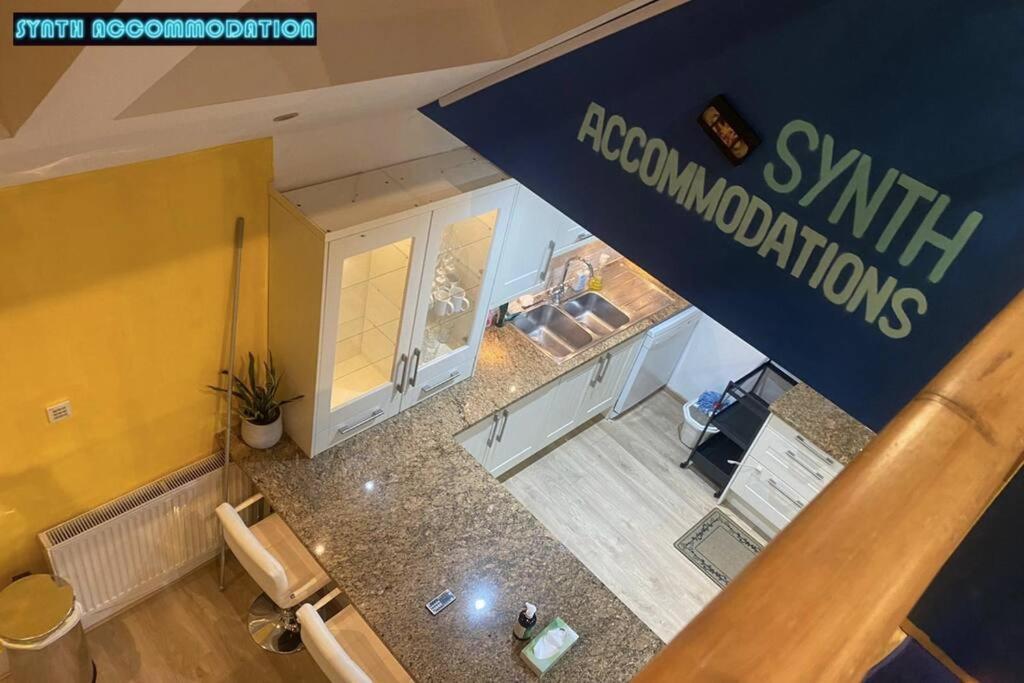 80s Retro 3 Bedroom In Wimbledon Sleeps 6! Netflix Wifi And Arcade! Perfect For Families Business & Leisure Guests! Apartment