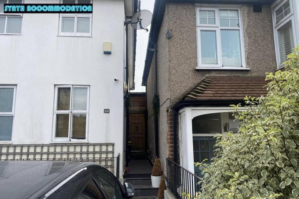 80s Retro 3 Bedroom In Wimbledon Sleeps 6! Netflix Wifi And Arcade! Perfect For Families Business & Leisure Guests! Apartment London