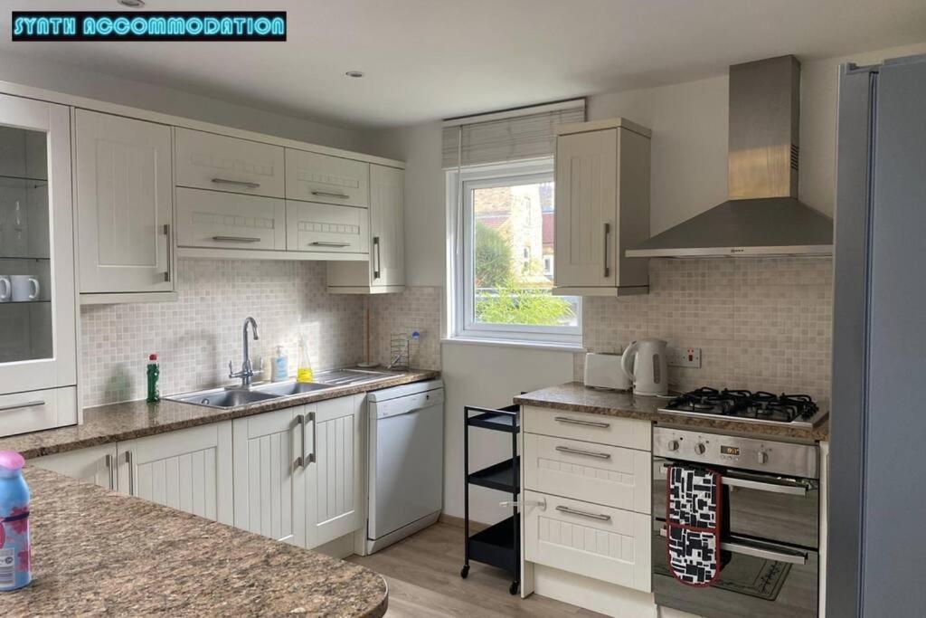 80s Retro 3 Bedroom In Wimbledon Sleeps 6! Netflix Wifi And Arcade! Perfect For Families Business & Leisure Guests! * London