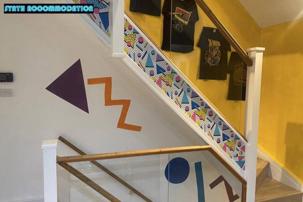 Apartment 80s Retro 3 Bedroom In Wimbledon Sleeps 6! Netflix Wifi And Arcade! Perfect For Families Business & Leisure Guests! London