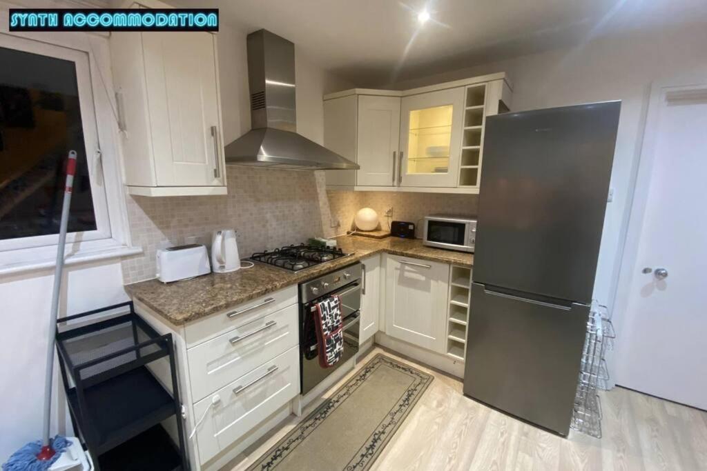 80s Retro 3 Bedroom In Wimbledon Sleeps 6! Netflix Wifi And Arcade! Perfect For Families Business & Leisure Guests! London