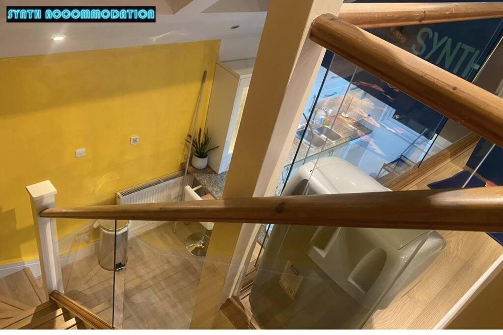 80s Retro 3 Bedroom In Wimbledon Sleeps 6! Netflix Wifi And Arcade! Perfect For Families Business & Leisure Guests! * London