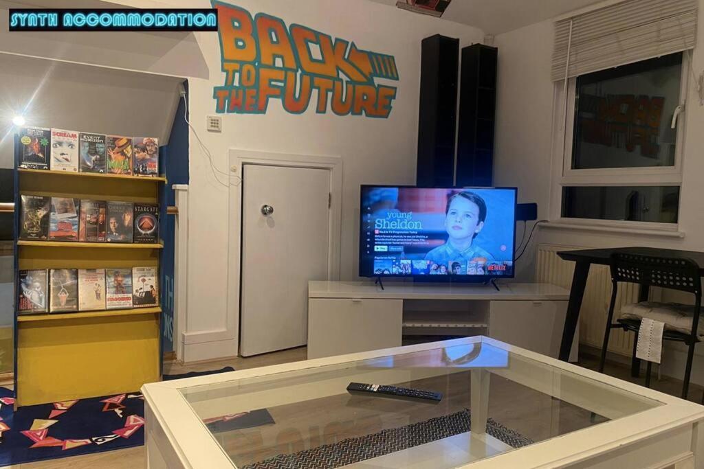 80s Retro 3 Bedroom In Wimbledon Sleeps 6! Netflix Wifi And Arcade! Perfect For Families Business & Leisure Guests! London