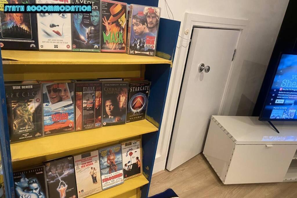 80s Retro 3 Bedroom In Wimbledon Sleeps 6! Netflix Wifi And Arcade! Perfect For Families Business & Leisure Guests! London