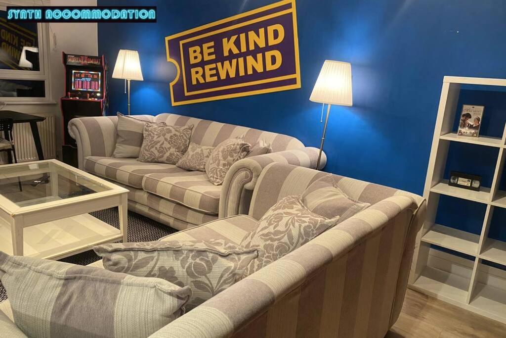 80s Retro 3 Bedroom In Wimbledon Sleeps 6! Netflix Wifi And Arcade! Perfect For Families Business & Leisure Guests! Apartment *