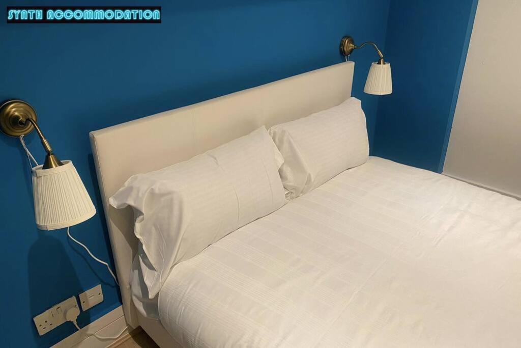 Apartment 80s Retro 3 Bedroom In Wimbledon Sleeps 6! Netflix Wifi And Arcade! Perfect For Families Business & Leisure Guests!