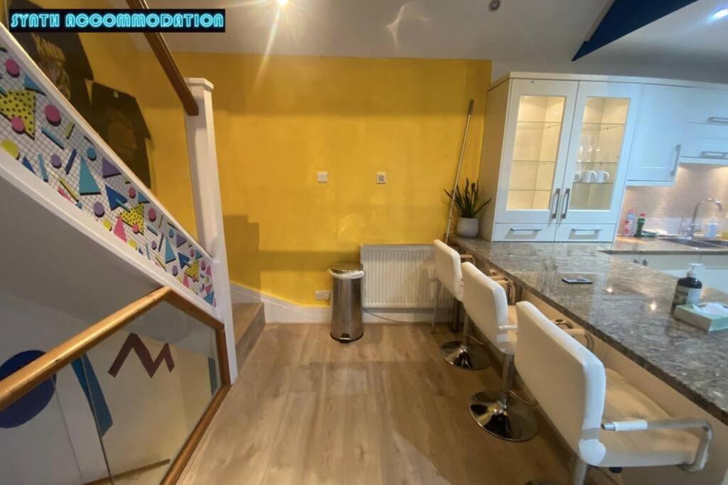 80s Retro 3 Bedroom In Wimbledon Sleeps 6! Netflix Wifi And Arcade! Perfect For Families Business & Leisure Guests! *