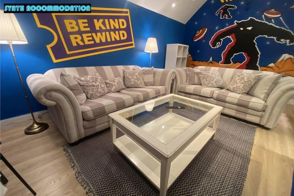 Apartment 80s Retro 3 Bedroom In Wimbledon Sleeps 6! Netflix Wifi And Arcade! Perfect For Families Business & Leisure Guests!
