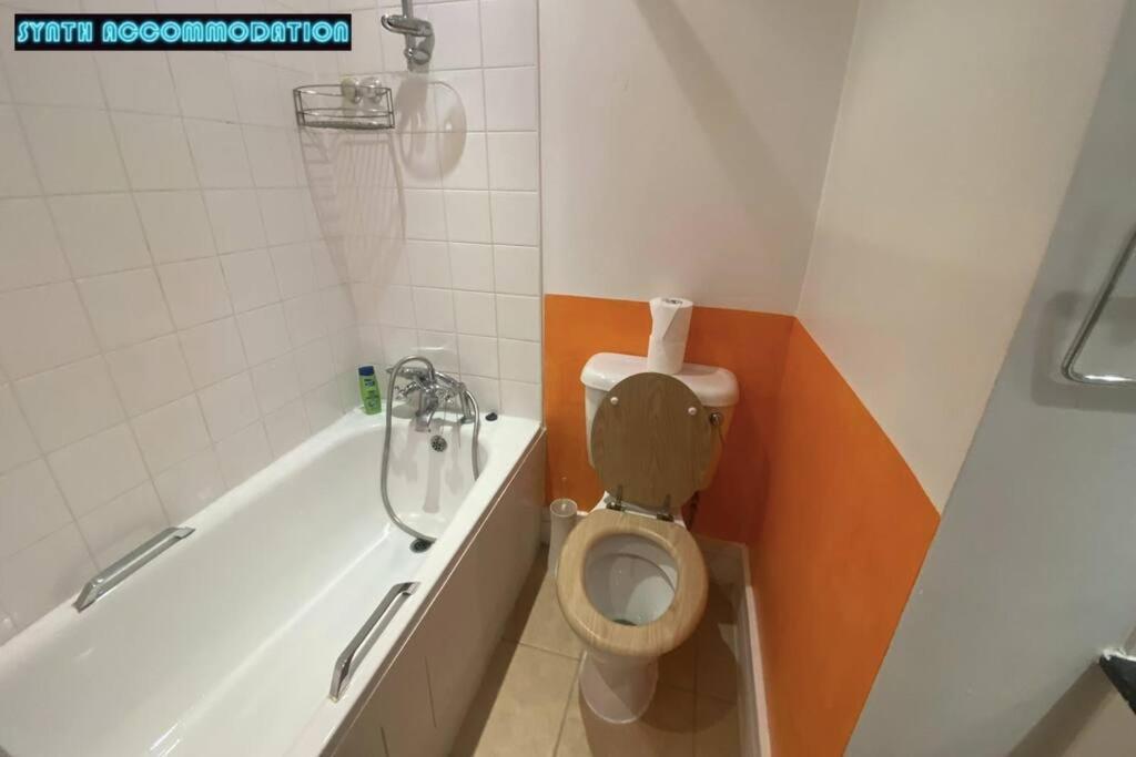 80s Retro 3 Bedroom In Wimbledon Sleeps 6! Netflix Wifi And Arcade! Perfect For Families Business & Leisure Guests! *