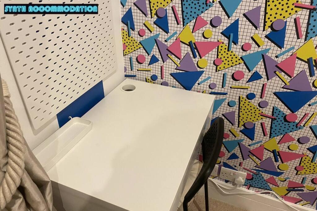 Apartment 80s Retro 3 Bedroom In Wimbledon Sleeps 6! Netflix Wifi And Arcade! Perfect For Families Business & Leisure Guests!