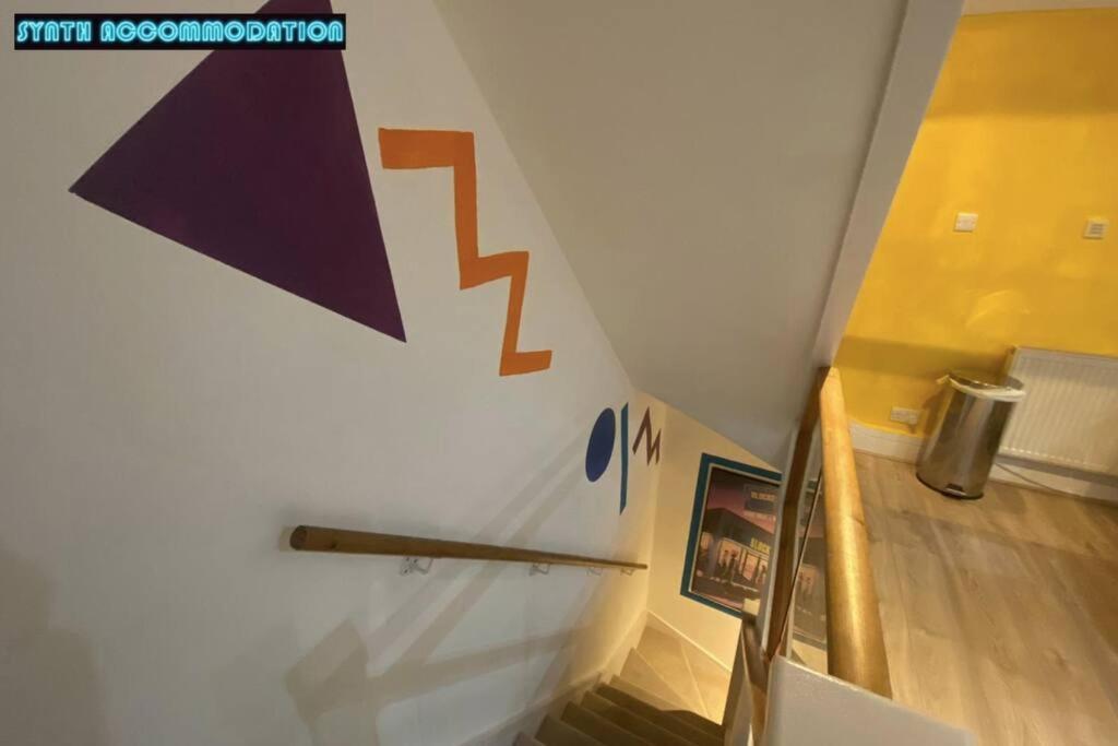 80s Retro 3 Bedroom In Wimbledon Sleeps 6! Netflix Wifi And Arcade! Perfect For Families Business & Leisure Guests! *