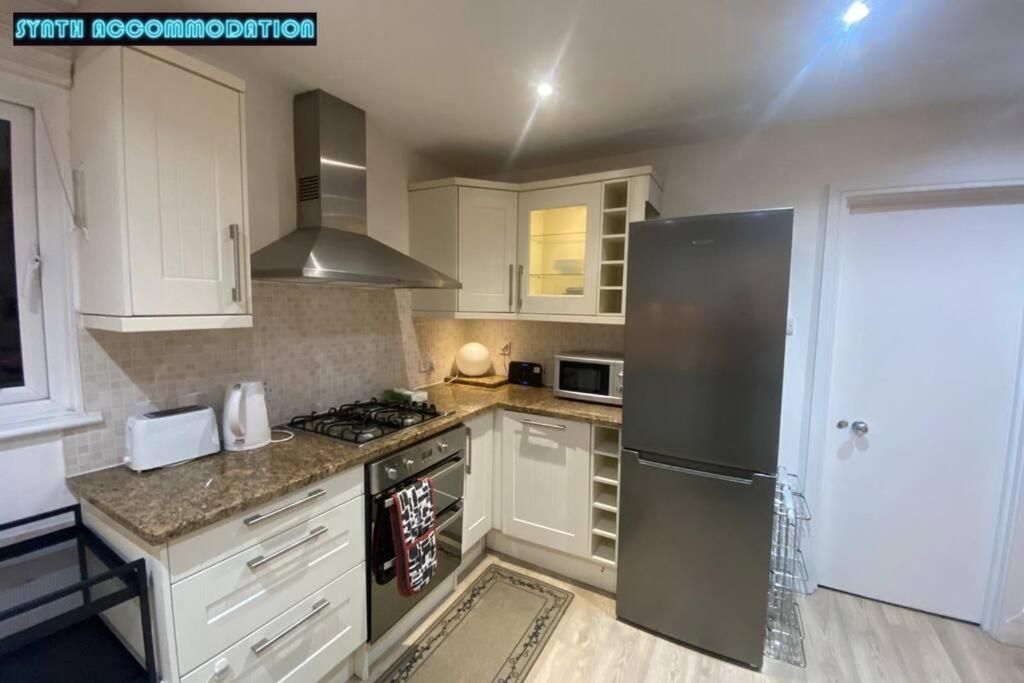 80s Retro 3 Bedroom In Wimbledon Sleeps 6! Netflix Wifi And Arcade! Perfect For Families Business & Leisure Guests! Apartment *